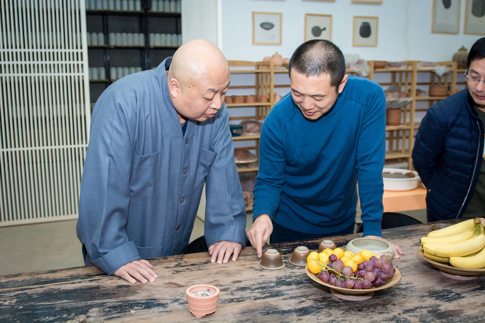 保定佛协会会长真广法师结缘香灰烧